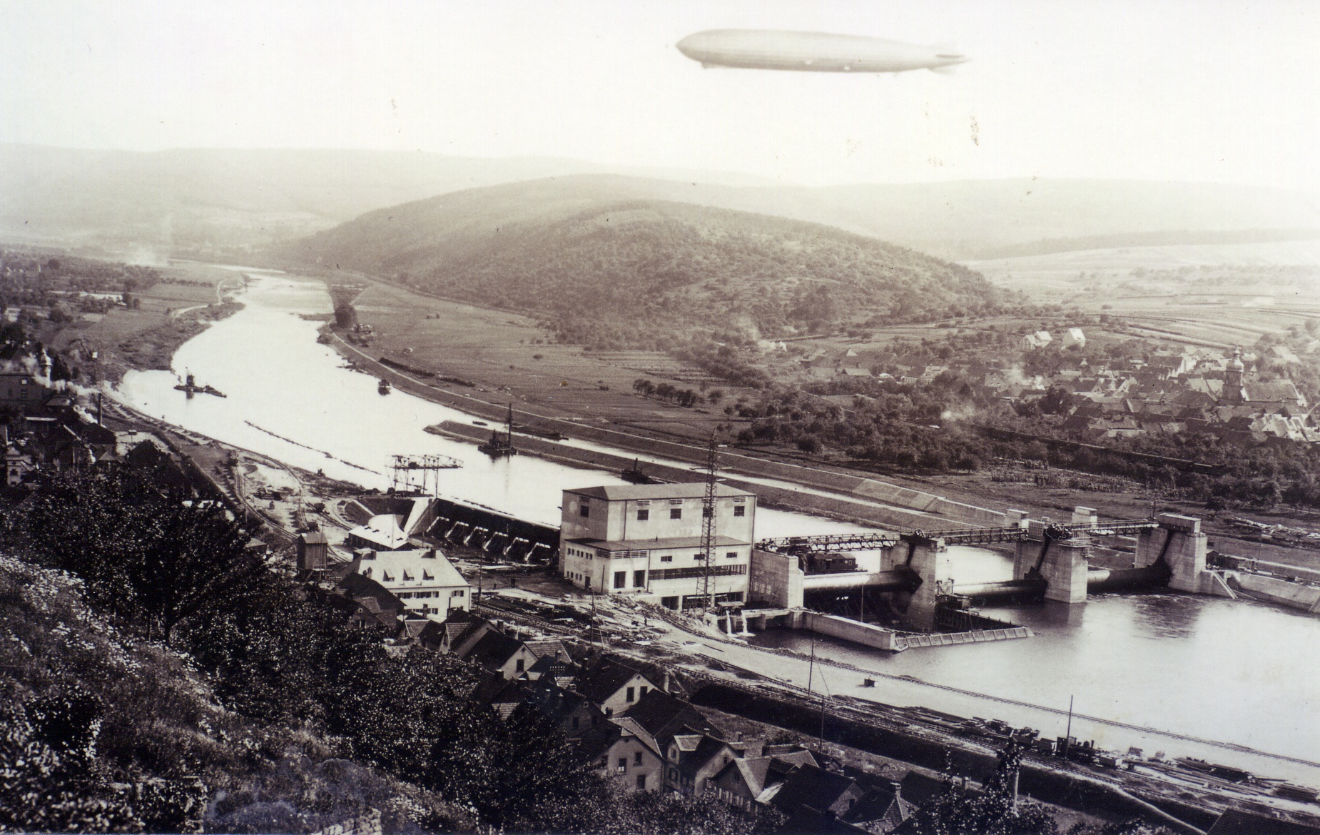 Zeppelin D LZ 127 über dem neuen Kraftwerk.